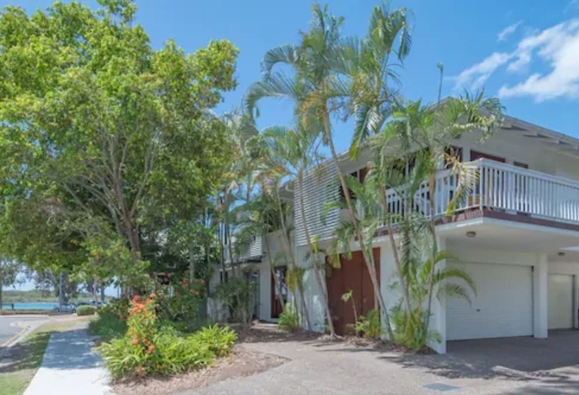 Noosa Outrigger Beach Resort