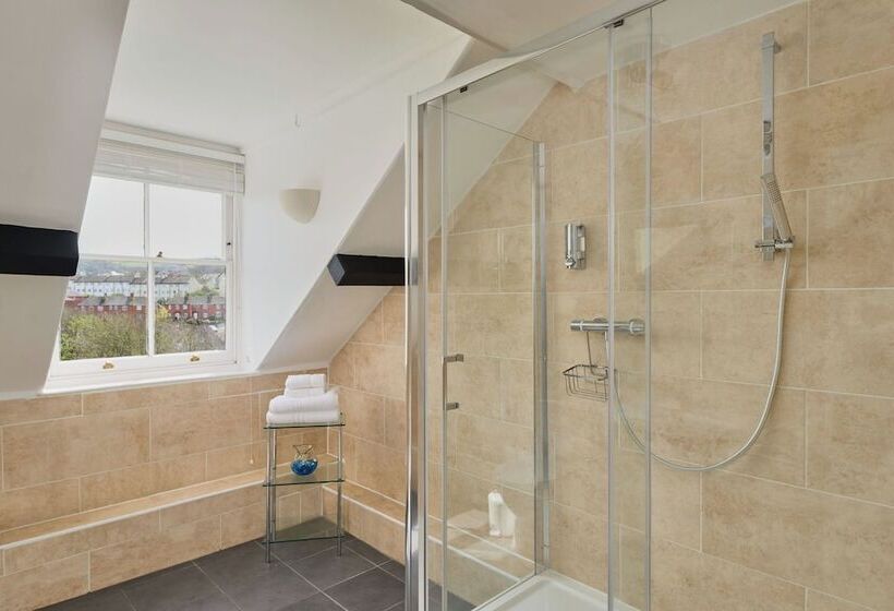 פנסיון Epchris House