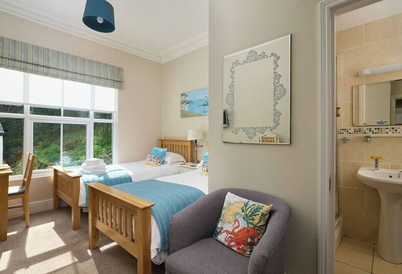 פנסיון Epchris House