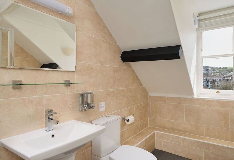 פנסיון Epchris House