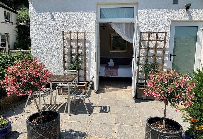 פנסיון Epchris House