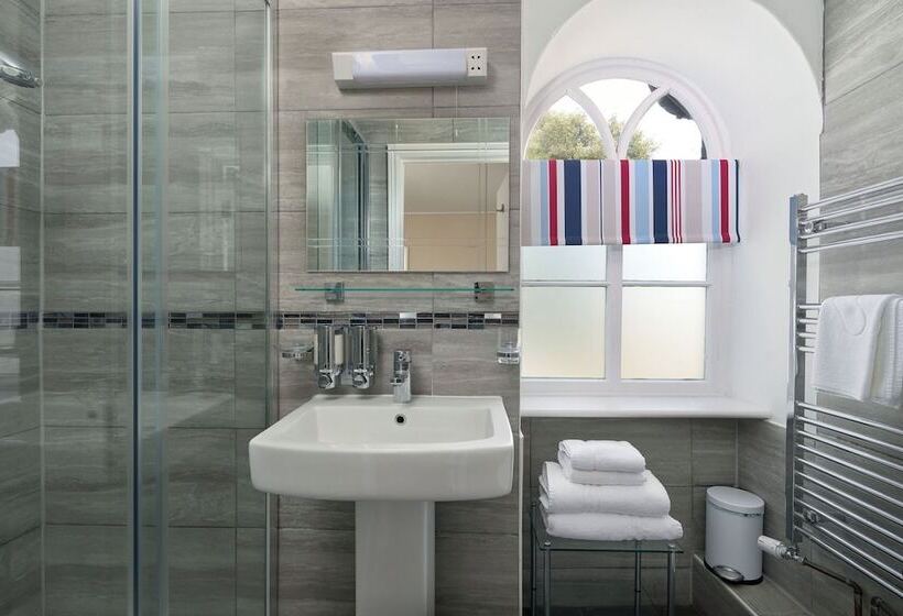 פנסיון Epchris House