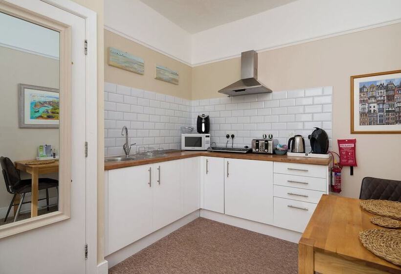 פנסיון Epchris House