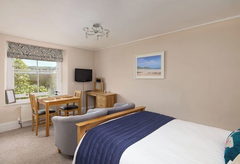 פנסיון Epchris House