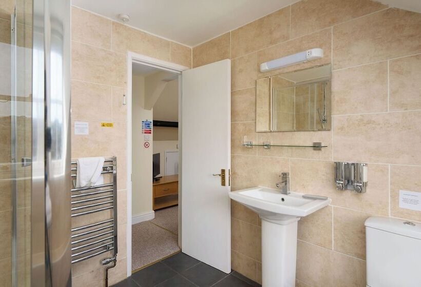 פנסיון Epchris House