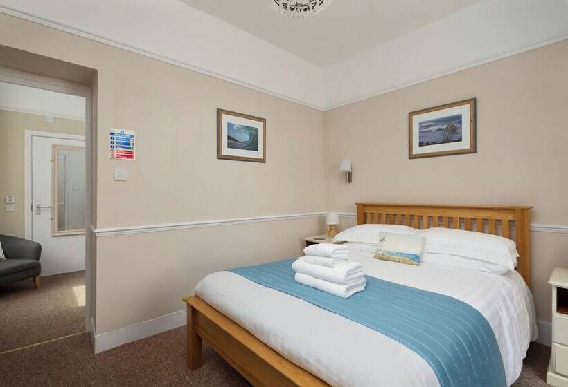 פנסיון Epchris House