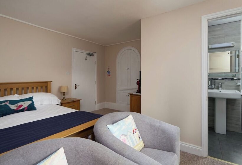 פנסיון Epchris House