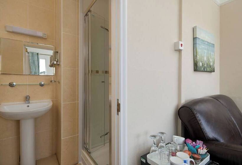 פנסיון Epchris House