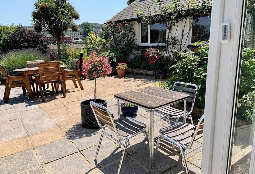 פנסיון Epchris House