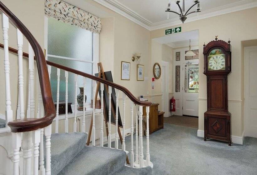 פנסיון Epchris House