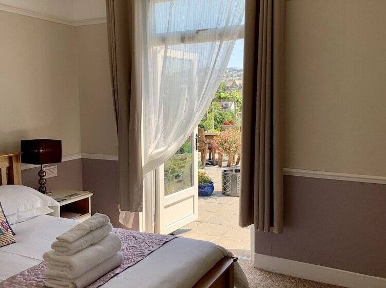 פנסיון Epchris House