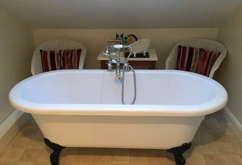 The Waltzing Weasel B&b