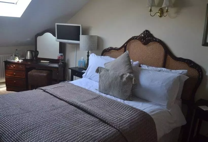 The Waltzing Weasel B&b