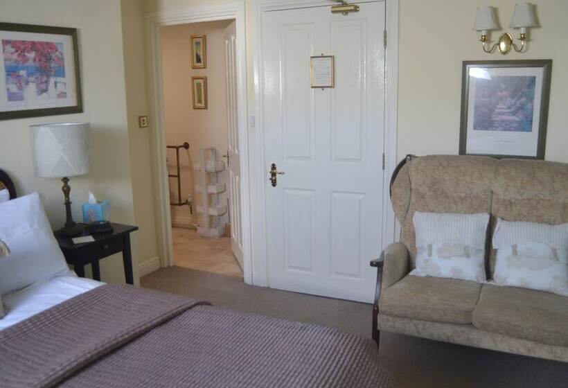 The Waltzing Weasel B&b