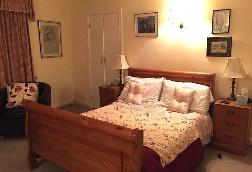 The Waltzing Weasel B&b