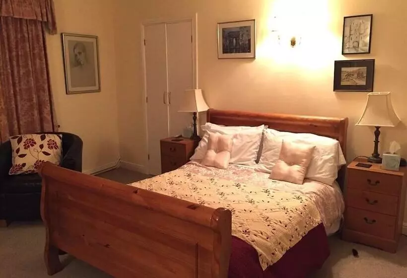 The Waltzing Weasel B&b