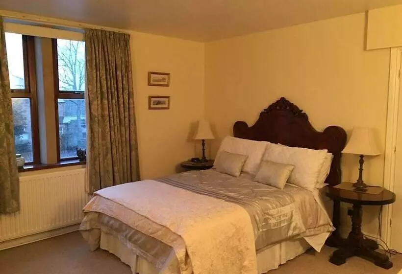 The Waltzing Weasel B&b