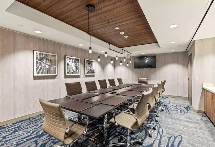 ホテル Embassy Suites By Hilton Irving Las Colinas