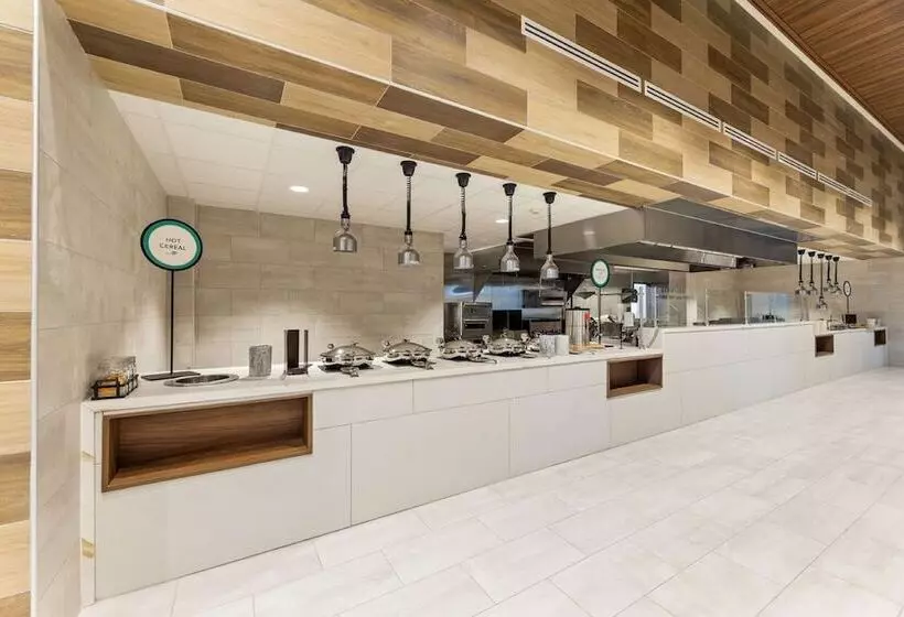 ホテル Embassy Suites By Hilton Irving Las Colinas