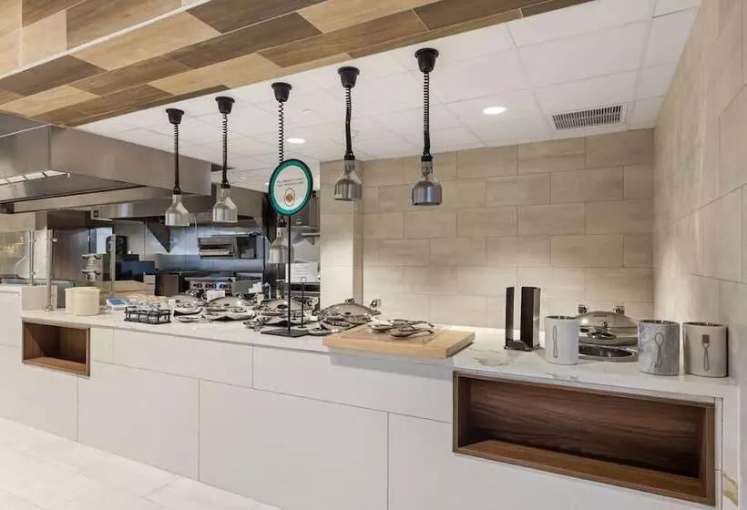 ホテル Embassy Suites By Hilton Irving Las Colinas