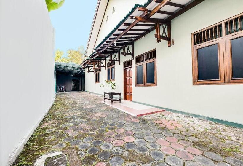 Отель Spot On 92068 Pudja Kesuma Homestay Syariah Yogyakarta