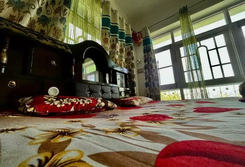Majatalo Everest Guest House