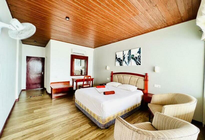 Отель Coral Reef Beach