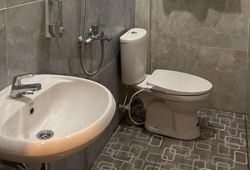 Hotel Reddoorz Plus Near Alun Alun Kota Bora