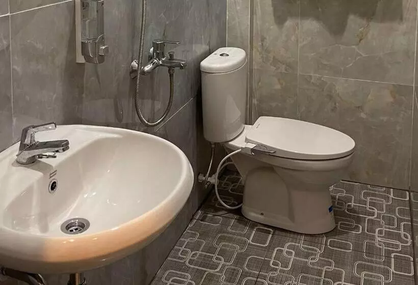 ホテル Reddoorz Plus Near Alun Alun Kota Bora