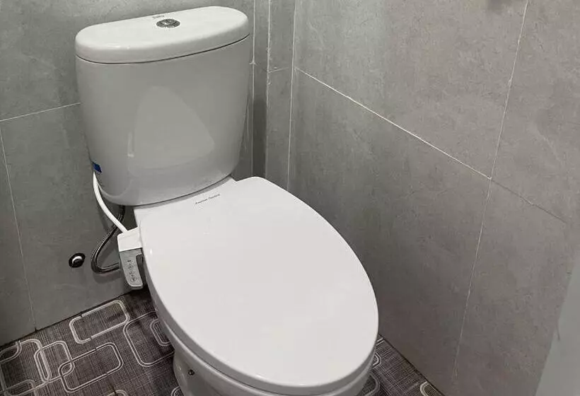 ホテル Reddoorz Plus Near Alun Alun Kota Bora