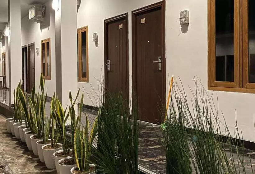 ホテル Reddoorz Plus Near Alun Alun Kota Bora