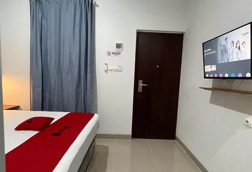 ホテル Reddoorz Plus Near Alun Alun Kota Bora