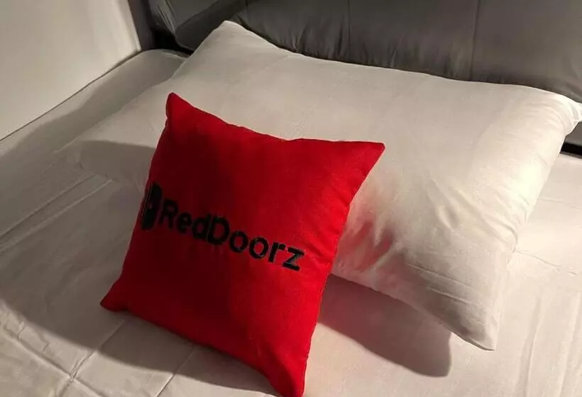 ホテル Reddoorz Plus Near Alun Alun Kota Bora