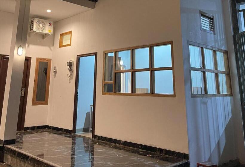 فندق Reddoorz Plus Near Alun Alun Kota Bora