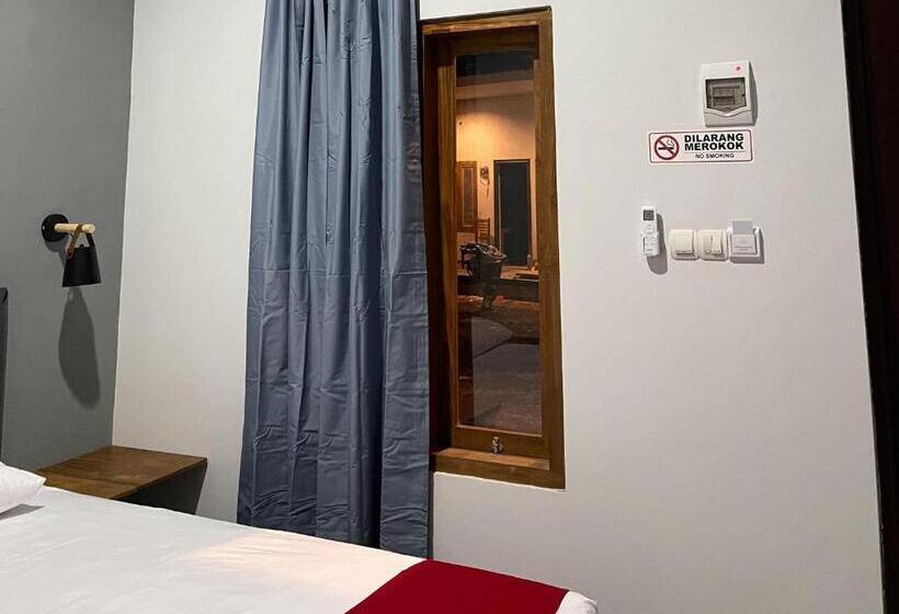 Hotel Reddoorz Plus Near Alun Alun Kota Bora