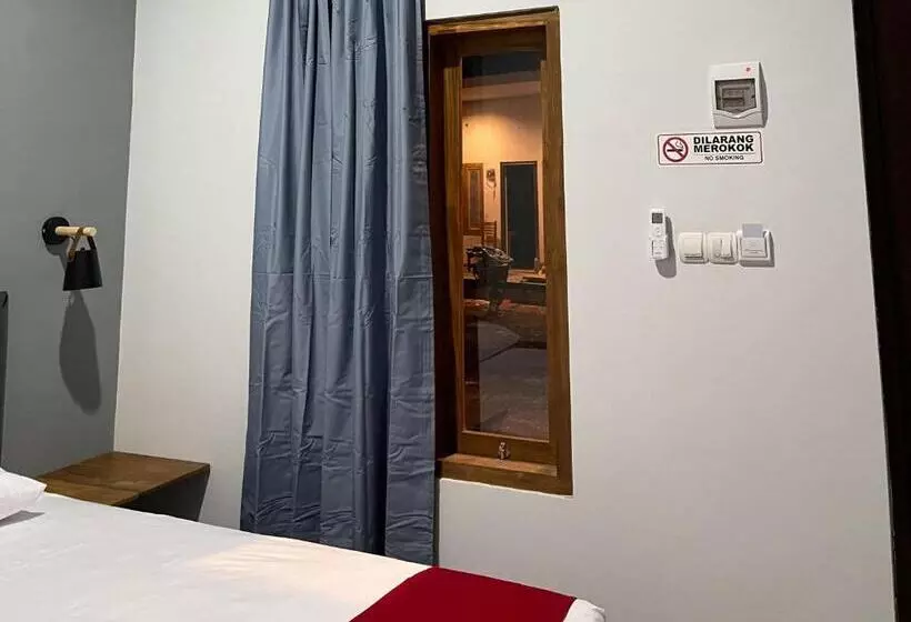 ホテル Reddoorz Plus Near Alun Alun Kota Bora