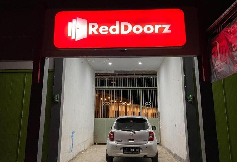 Hotel Reddoorz Plus Near Alun Alun Kota Bora