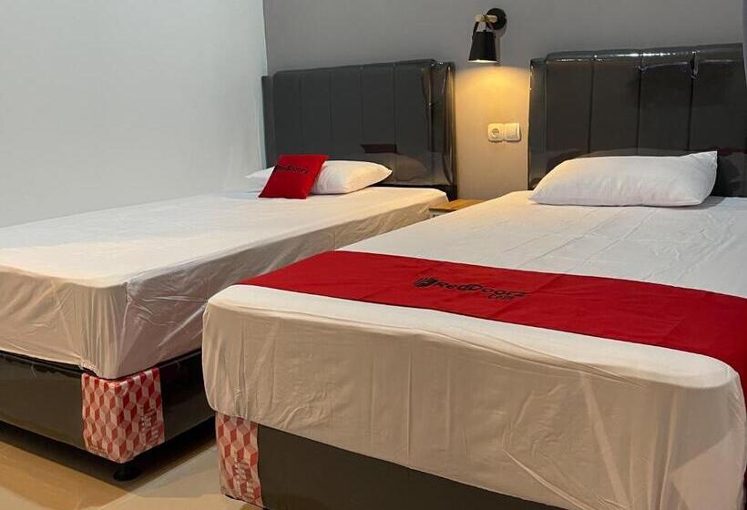 Hotel Reddoorz Plus Near Alun Alun Kota Bora