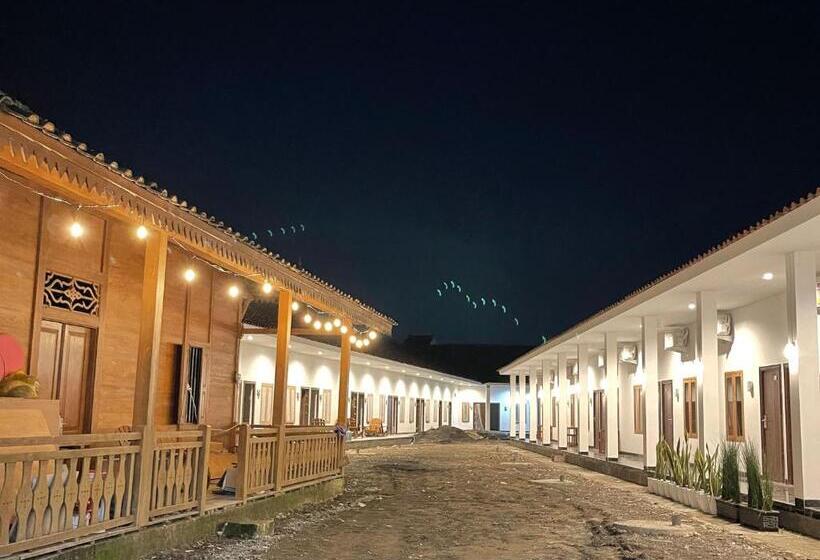 Hotel Reddoorz Plus Near Alun Alun Kota Bora