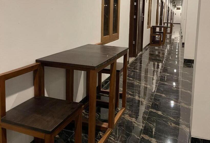 Hotel Reddoorz Plus Near Alun Alun Kota Bora