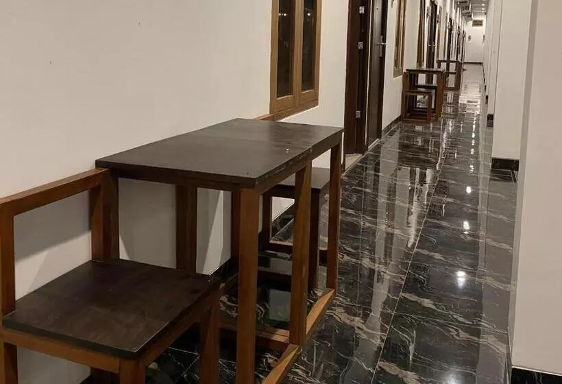 ホテル Reddoorz Plus Near Alun Alun Kota Bora