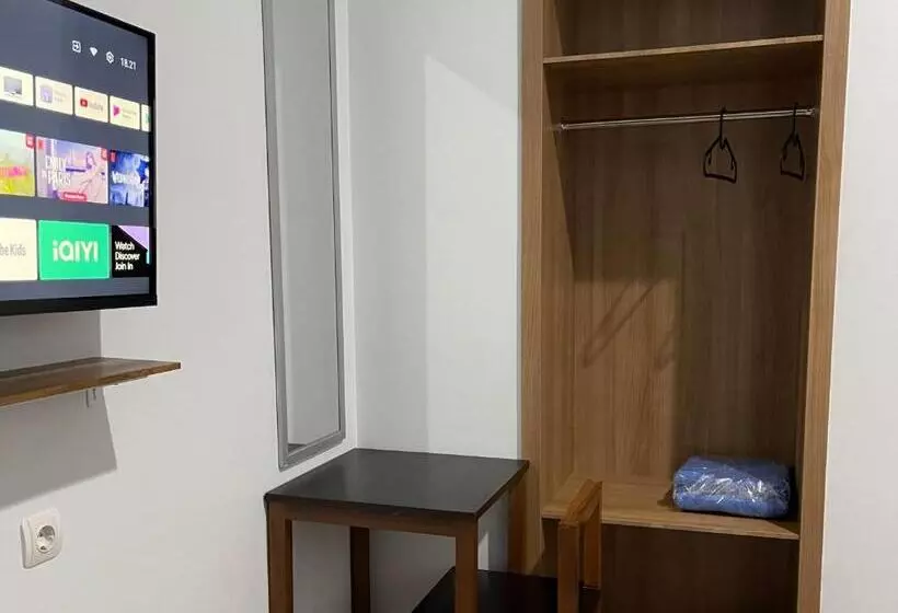 ホテル Reddoorz Plus Near Alun Alun Kota Bora