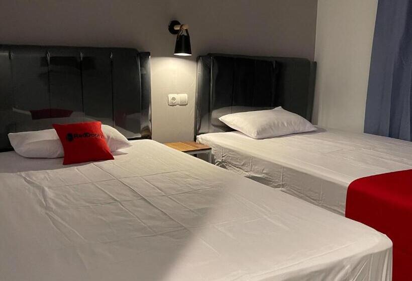 Hotel Reddoorz Plus Near Alun Alun Kota Bora