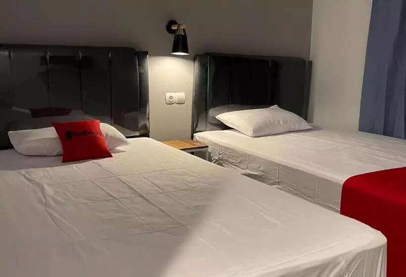 ホテル Reddoorz Plus Near Alun Alun Kota Bora