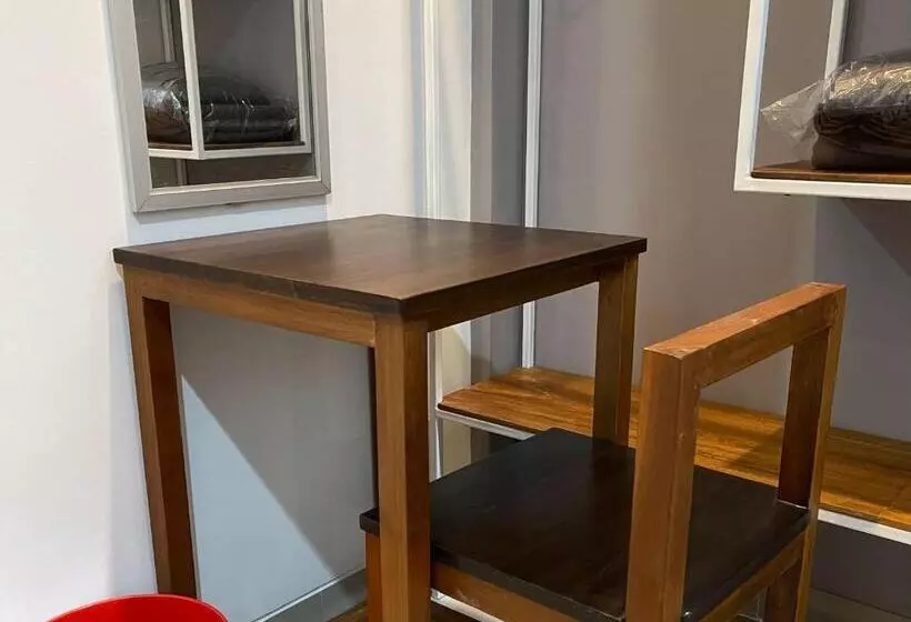 ホテル Reddoorz Plus Near Alun Alun Kota Bora