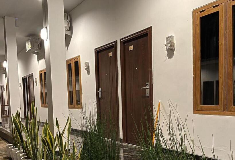 Hotel Reddoorz Plus Near Alun Alun Kota Bora