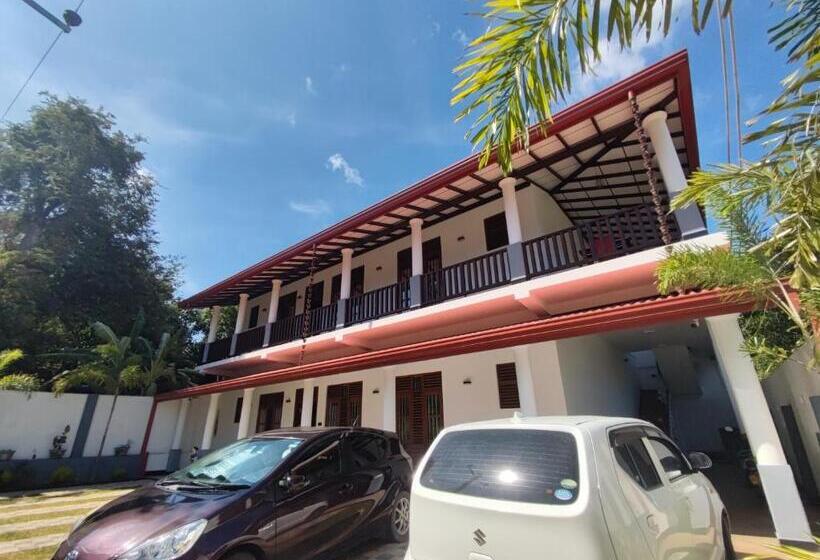 Отель Sara Place