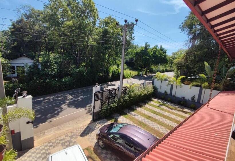 Отель Sara Place