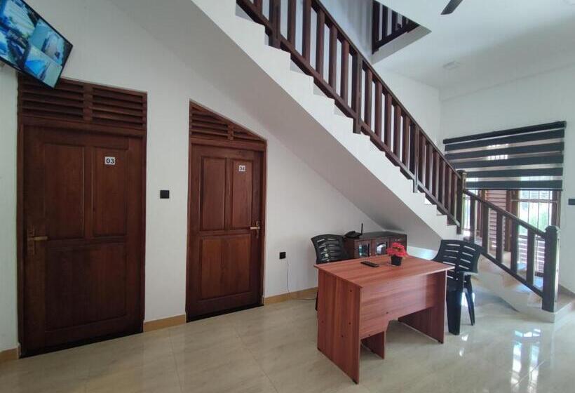 Отель Sara Place