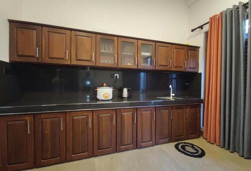 Отель Sara Place